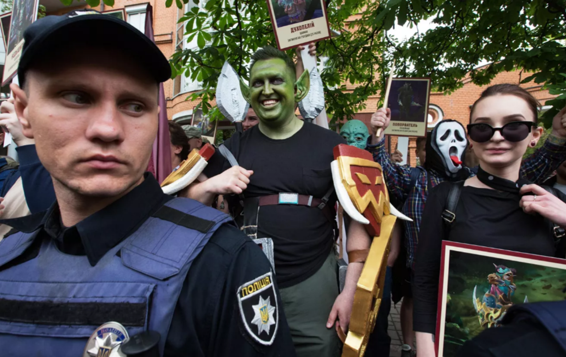 Flash mob participants hold portraits of characters from the computer game World of Warcraft in Kiev, where the 2018 Immortal Regiment rally took place. Flash mob participants hold portraits of characters from the computer game World of Warcraft in Kiev, where the 2018 Immortal Regiment rally took place. - Sputnik International, 1920, 14.05.2022