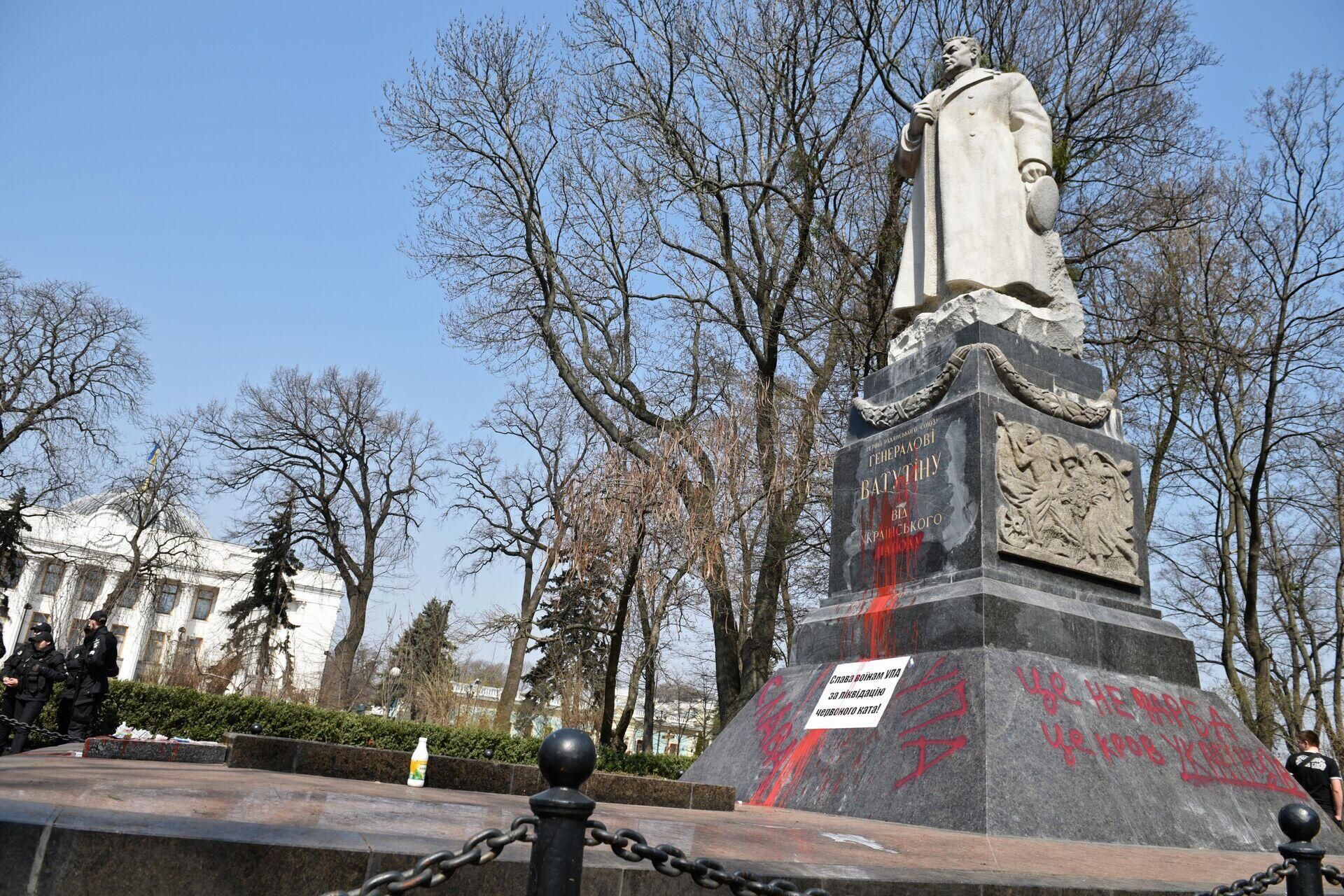 A monument to General Nikolai Vatutin in Kiev, vandalised with red paint by members of the nationalist group S14 (an extremist organisation banned in Russia). A monument to General Nikolai Vatutin in Kiev, vandalised with red paint by members of the nationalist group S14 (an extremist organisation banned in Russia). - Sputnik International, 1920, 14.05.2022