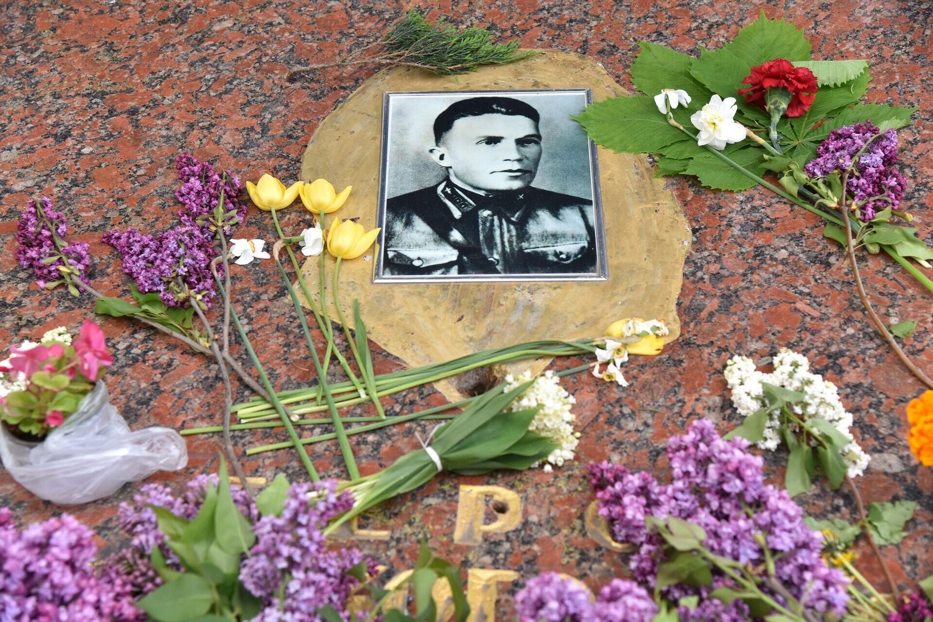 Flowers on the tomb of Soviet intelligence agent Nikolai Kuznetsov on the Hill of Glory in Lvov. Flowers on the tomb of Soviet intelligence agent Nikolai Kuznetsov on the Hill of Glory in Lvov. - Sputnik International, 1920, 14.05.2022