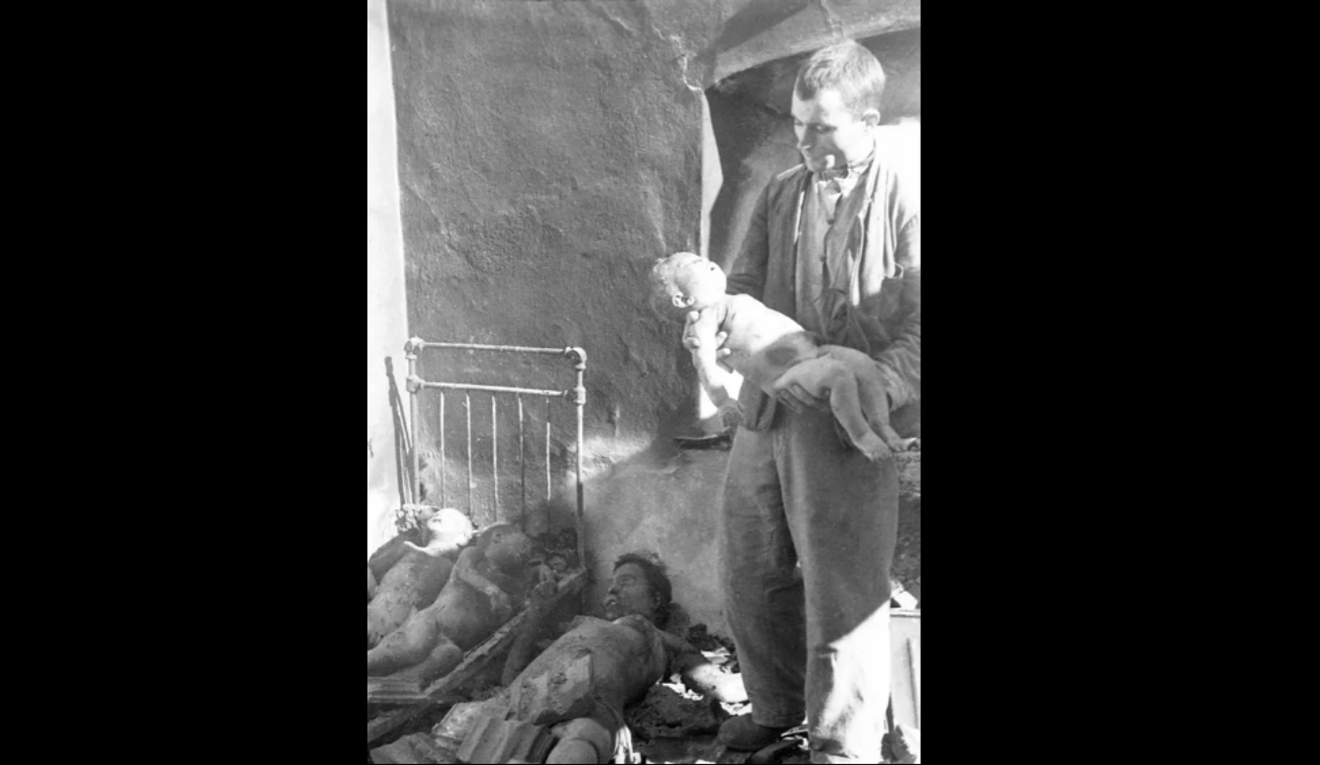 Massacre of a Polish family – a young mother and her three children, 1944. OUN-UPA militants (an organisation banned in Russia) massacred ethnic Polish civilians and people of other nationalities living in Volhynia. This tragedy went down in history as the massacre of Poles in Volhynia and Eastern Galicia. Massacre of a Polish family – a young mother and her three children, 1944. OUN-UPA militants (an organisation banned in Russia) massacred ethnic Polish civilians and people of other nationalities living in Volhynia. This tragedy went down in history as the massacre of Poles in Volhynia and Eastern Galicia. - Sputnik International, 1920, 14.05.2022