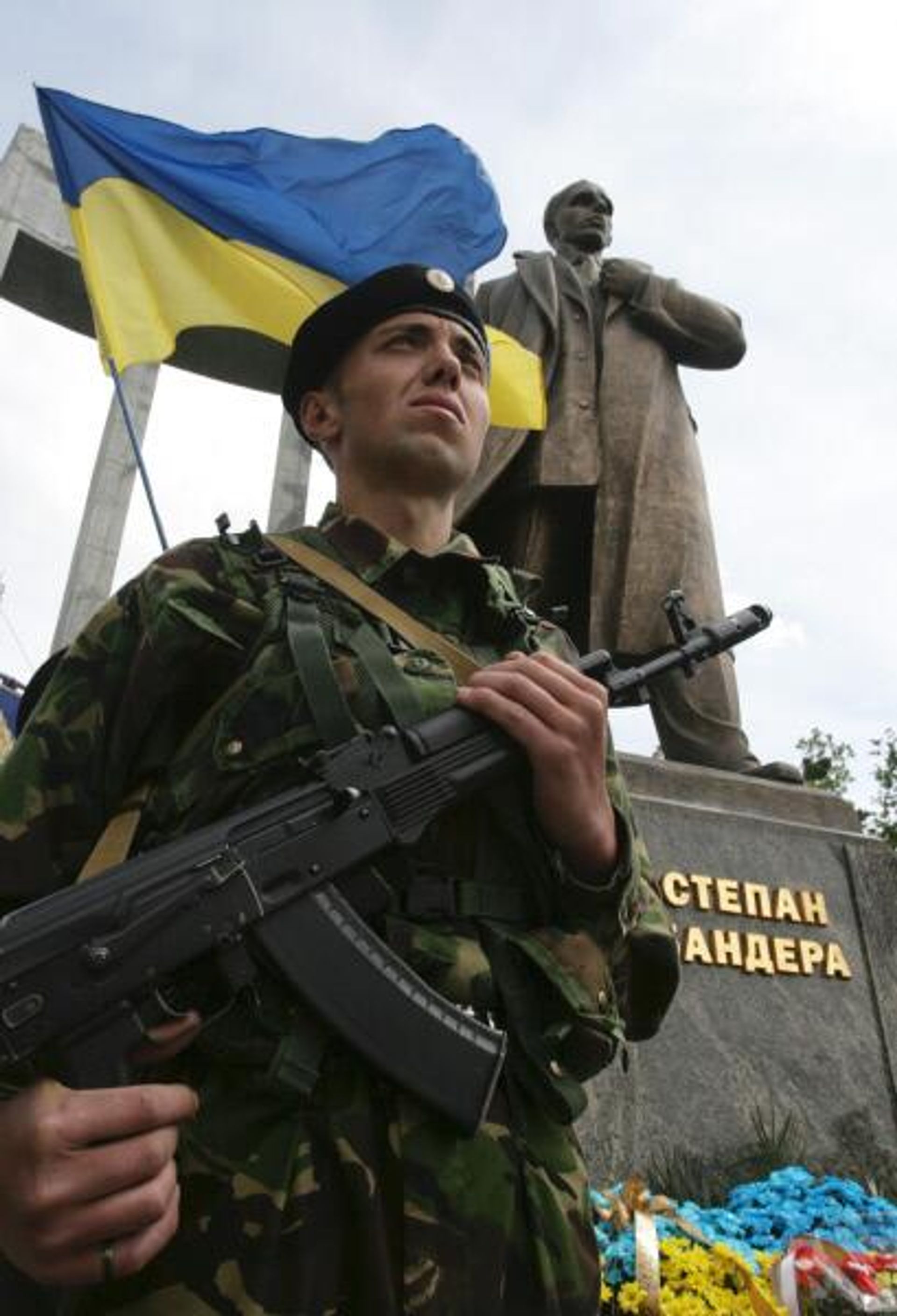 A guard of honour present at the monument to Stepan Bandera in central Lvov during the celebration of “Heroes' Day” by UPA veterans. A guard of honour present at the monument to Stepan Bandera in central Lvov during the celebration of “Heroes' Day” by UPA veterans. - Sputnik International, 1920, 14.05.2022