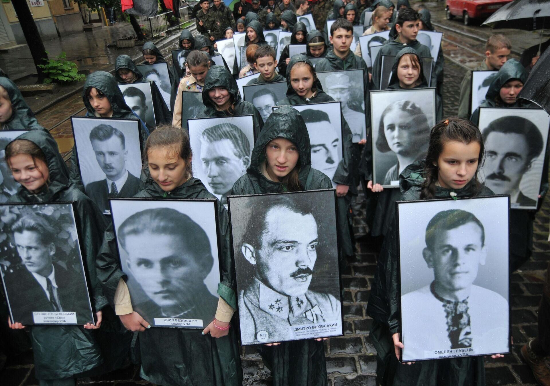 Ukrainian scouts carrying portraits of UPA (an organisation banned in Russia) veterans during a march on “Heroes' Day” in Lvov. Ukrainian scouts carrying portraits of UPA (an organisation banned in Russia) veterans during a march on “Heroes' Day” in Lvov. - Sputnik International, 1920, 14.05.2022