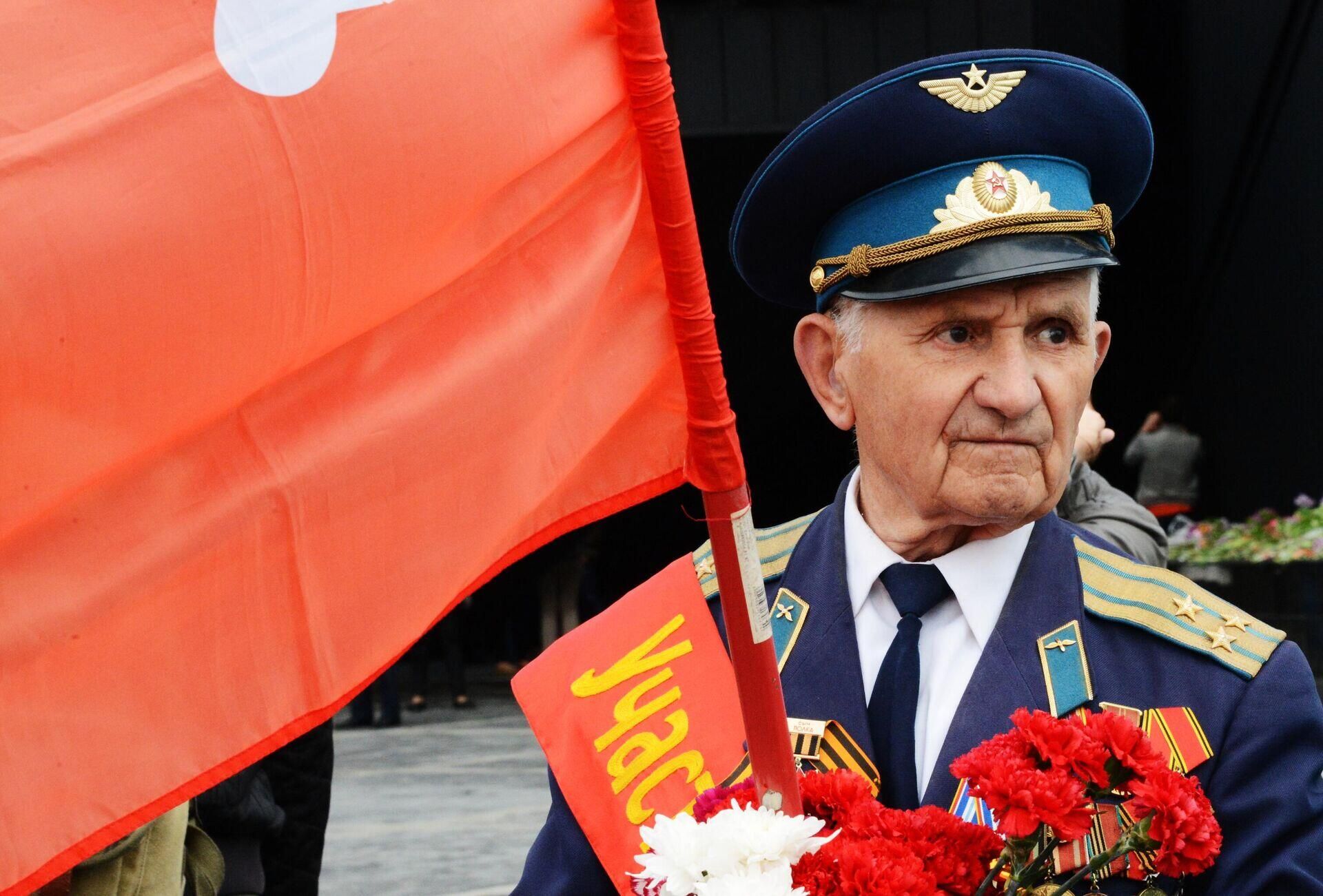 A World War II veteran in Lenin Komsomol Park during the Victory Day celebrations in Donetsk on 9 May. A World War II veteran in Lenin Komsomol Park during the Victory Day celebrations in Donetsk on 9 May. - Sputnik International, 1920, 14.05.2022