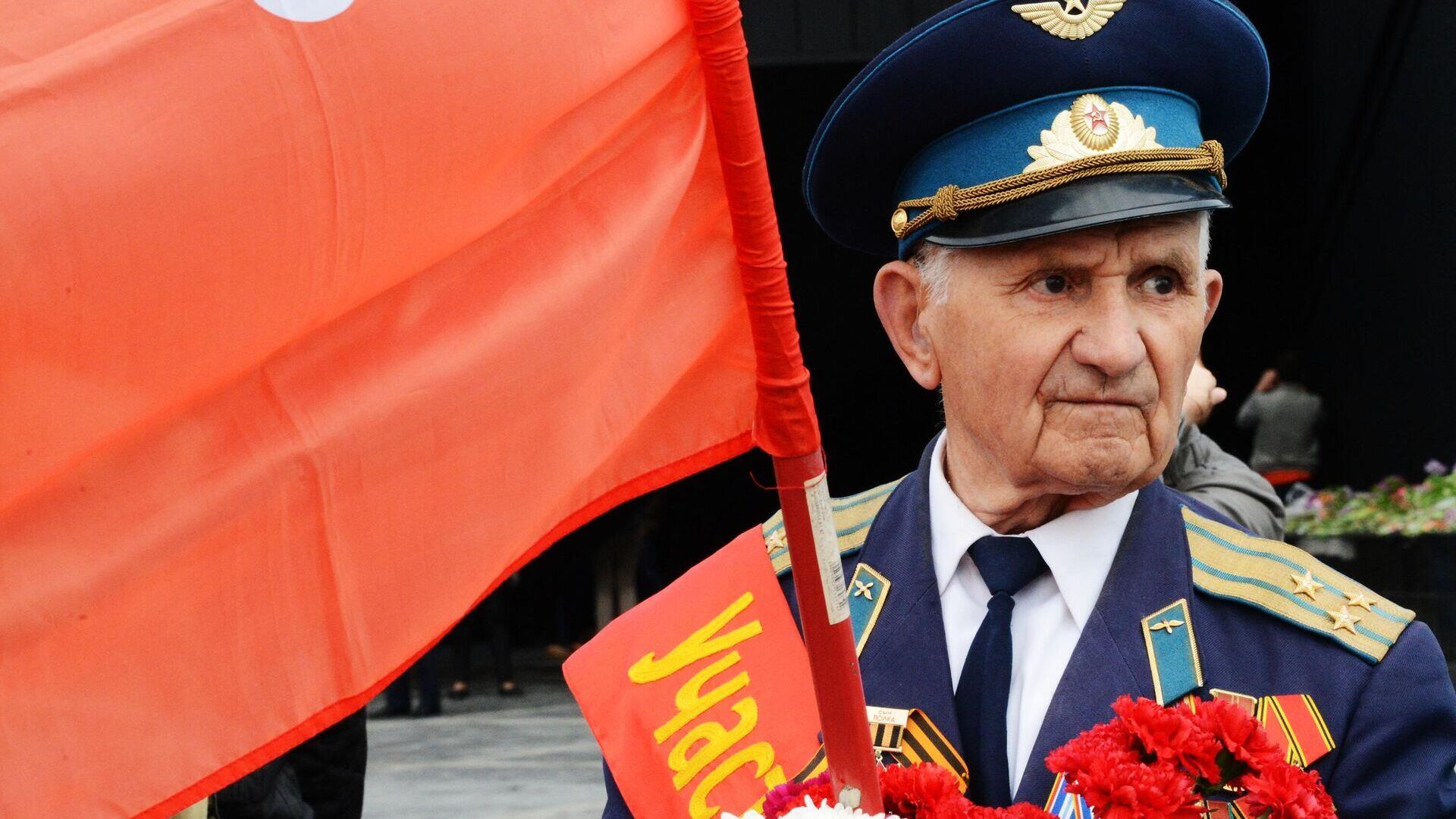 A World War II veteran in Lenin Komsomol Park during the Victory Day celebrations in Donetsk on 9 May. A World War II veteran in Lenin Komsomol Park during the Victory Day celebrations in Donetsk on 9 May. - Sputnik International, 1920, 08.05.2022