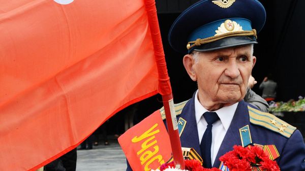 A World War II veteran in Lenin Komsomol Park during the Victory Day celebrations in Donetsk on 9 May. - Sputnik International