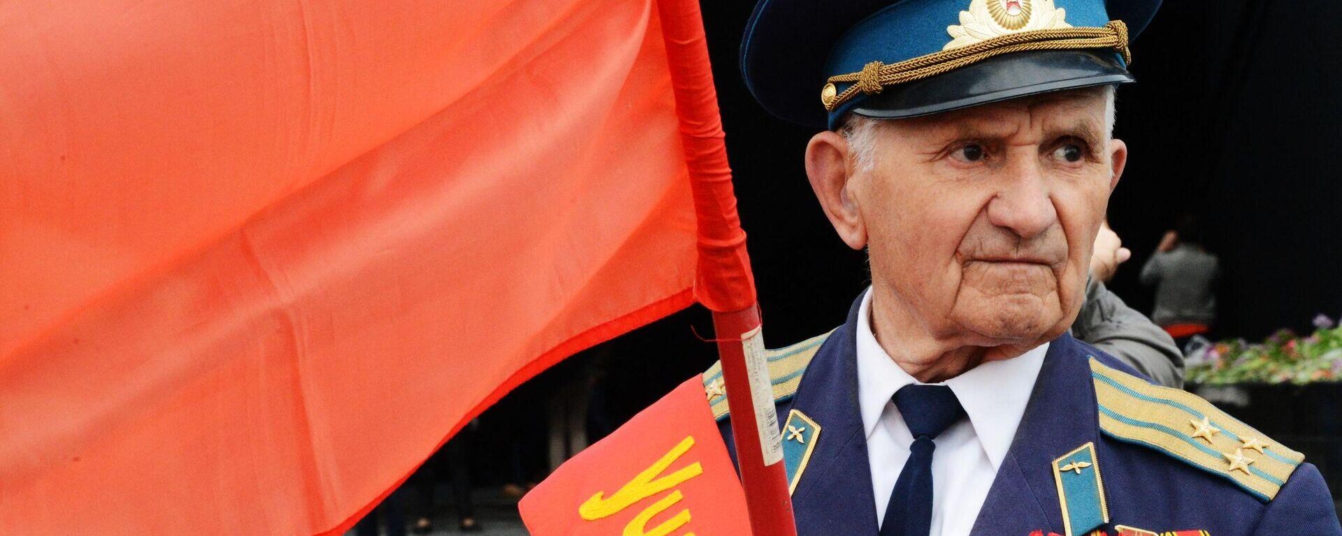 A World War II veteran in Lenin Komsomol Park during the Victory Day celebrations in Donetsk on 9 May. - Sputnik International, 1920, 08.05.2022