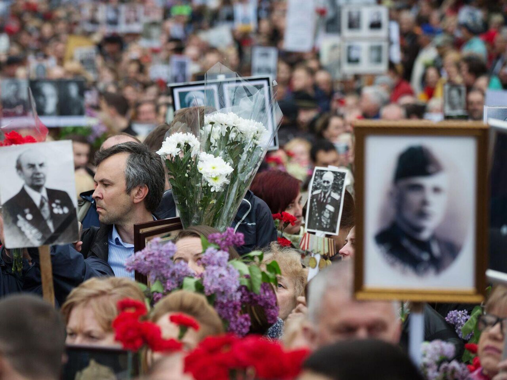 Participants in the Immortal Regiment rally in Kiev on the 74th anniversary of Victory in the Great Patriotic War, 2019. Participants in the Immortal Regiment rally in Kiev on the 74th anniversary of Victory in the Great Patriotic War, 2019. - Sputnik International, 1920, 14.05.2022