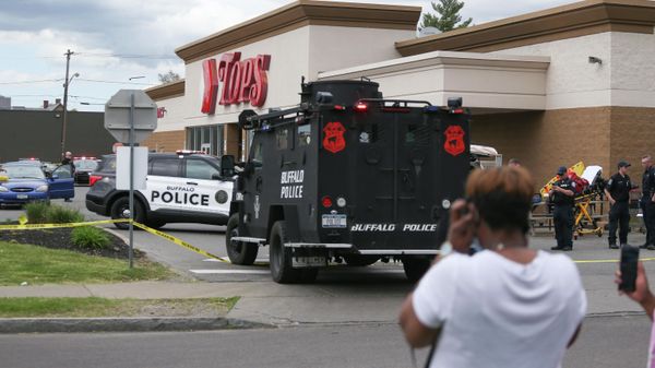 A crowd gathers as police investigate after a shooting at a supermarket on Saturday, May 14, 2022, in Buffalo, N.Y. Multiple people were shot  at the Tops Friendly Market.  Police have notified the public that the alleged shooter was in custody.  - Sputnik International