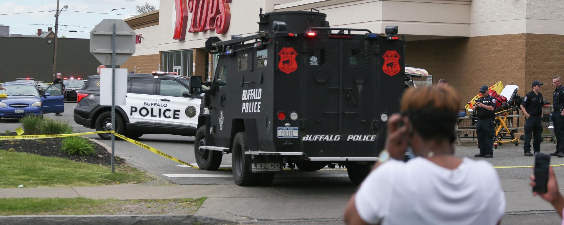 A crowd gathers as police investigate after a shooting at a supermarket on Saturday, May 14, 2022, in Buffalo, N.Y. Multiple people were shot at the Tops Friendly Market. Police have notified the public that the alleged shooter was in custody. A crowd gathers as police investigate after a shooting at a supermarket on Saturday, May 14, 2022, in Buffalo, N.Y. Multiple people were shot at the Tops Friendly Market. Police have notified the public that the alleged shooter was in custody. - Sputnik International, 1920, 15.02.2023