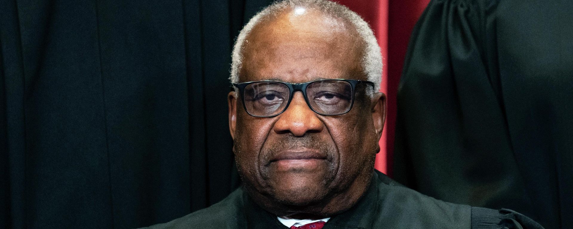 Justice Clarence Thomas sits during a group photo at the Supreme Court in Washington, on Friday, April 23, 2021. Justice Clarence Thomas sits during a group photo at the Supreme Court in Washington, on Friday, April 23, 2021. - Sputnik International, 1920, 02.10.2022