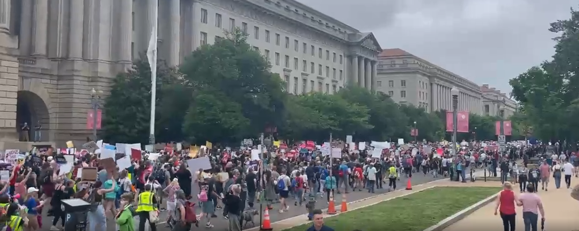 Chuck Modi via Twitter, 14-5-22 | “STAND UP FIGHT BACK”

Endless line of protesters roll down Constitution Ave at DC Rally    - Sputnik International, 1920, 15.05.2022