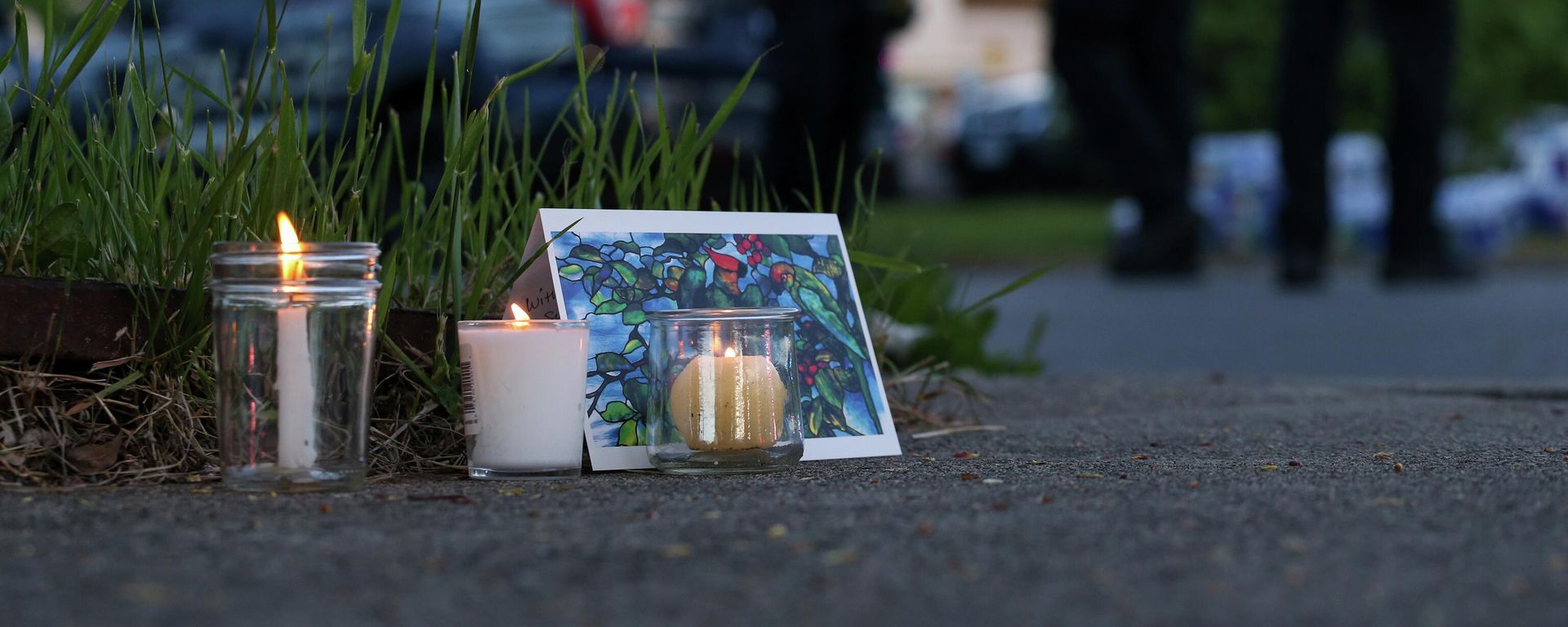 Police walk by a small memorial as they investigate after a shooting at a supermarket on Saturday, May 14, 2022, in Buffalo, N.Y. Police walk by a small memorial as they investigate after a shooting at a supermarket on Saturday, May 14, 2022, in Buffalo, N.Y. - Sputnik International, 1920, 25.05.2022