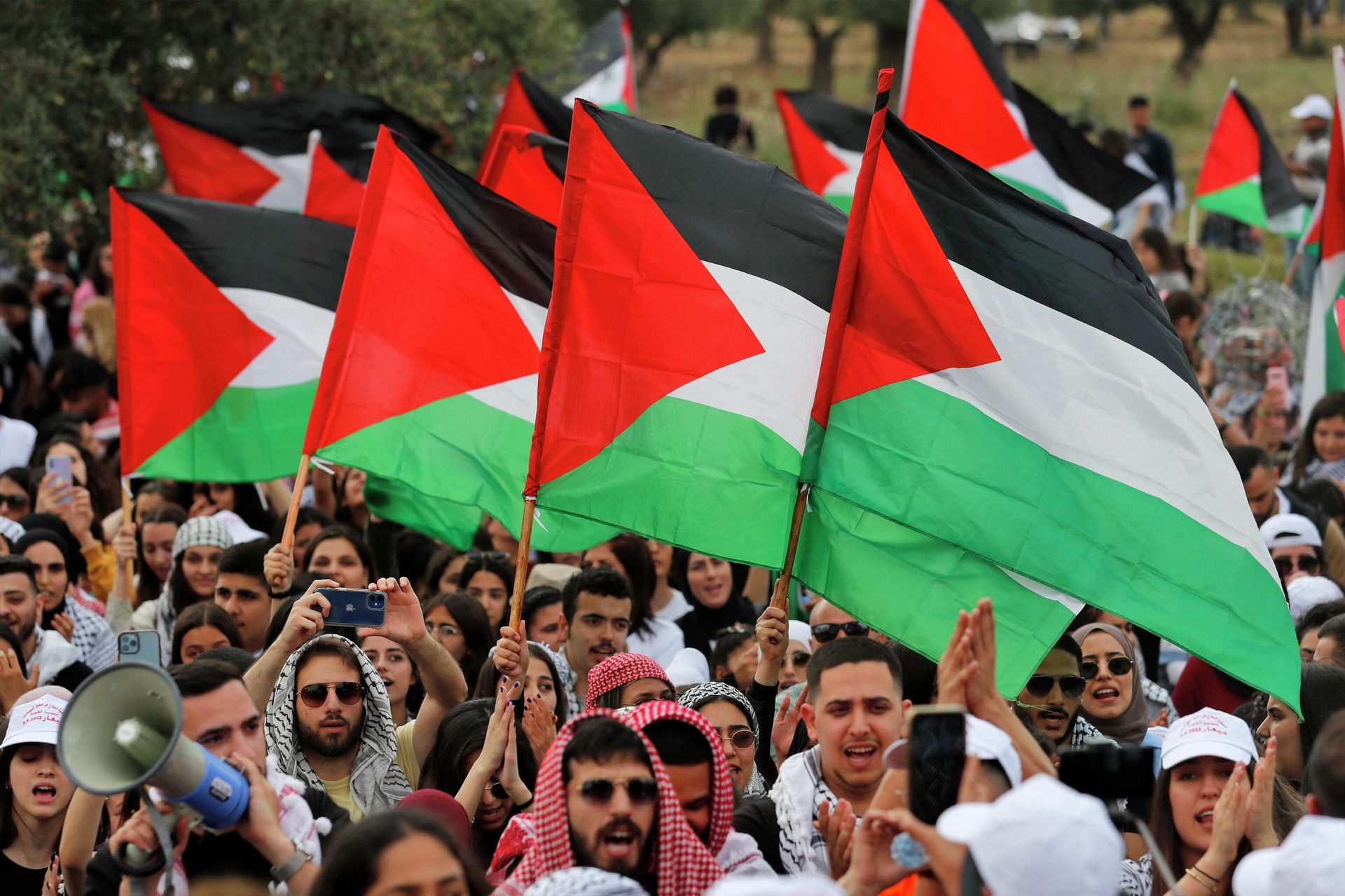 Arab Israeli protestors hold up Palestinian national flags during a demonstration near the city of Sakhnin in northern Israel, on May 5, 2022 ahead of the Palestinian marking of the 74th anniversary of the Nakba, the catastrophe of Israel's creation in 1948. - - Sputnik International, 1920, 22.05.2022