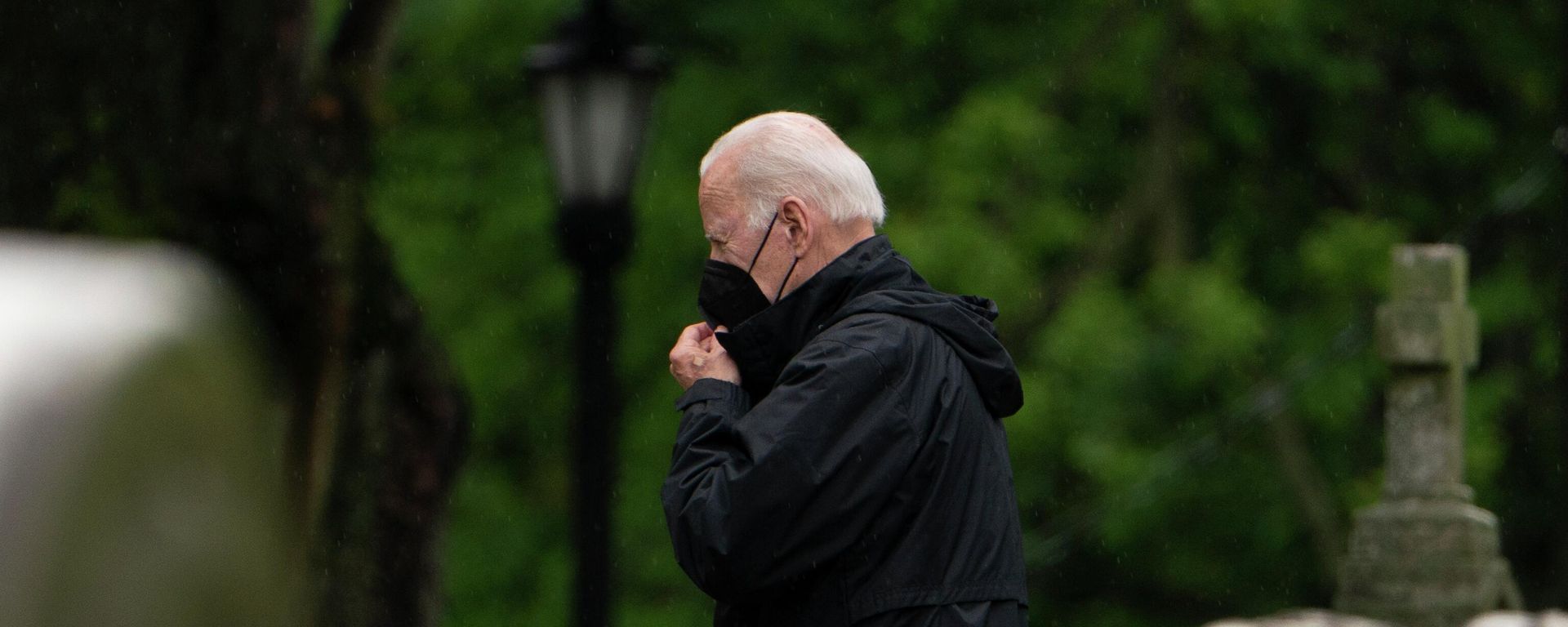 President Joe Biden walks among tombstones as he arrives at St. Joseph on the Brandywine Catholic Church in Wilmington, Del., to attend a Mass, Saturday, May 14, 2022. - Sputnik International, 1920, 15.05.2022