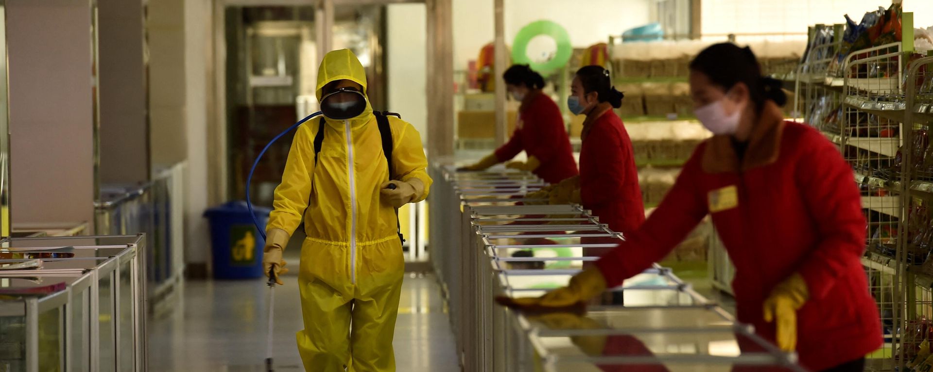 In this file photo taken on 18 March, 2022 employees spray disinfectant and wipe surfaces as part of preventative measures against the Covid-19 coronavirus at the Pyongyang Children's Department Store in Pyongyan - Sputnik International, 1920, 01.03.2023