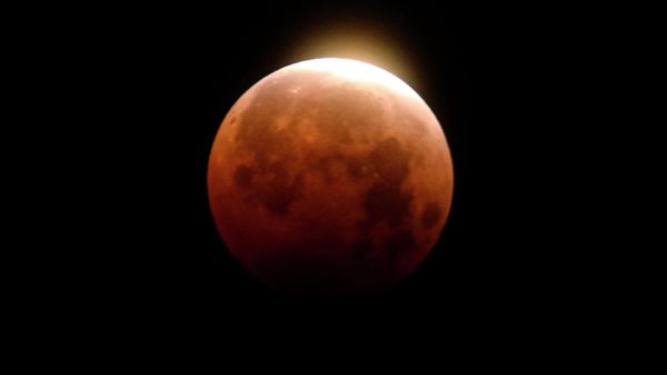 Light shines from a total lunar eclipse over Santa Monica Beach in Santa Monica, Calif., Wednesday, May 26, 2021 - Sputnik International