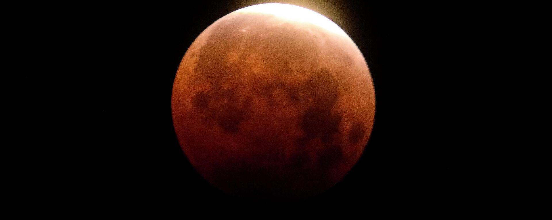 Light shines from a total lunar eclipse over Santa Monica Beach in Santa Monica, Calif., Wednesday, May 26, 2021 Light shines from a total lunar eclipse over Santa Monica Beach in Santa Monica, Calif., Wednesday, May 26, 2021 - Sputnik International, 1920, 07.11.2022