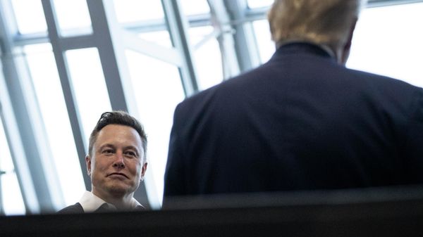 Tesla and SpaceX Chief Executive Officer Elon Musk talks with President Donald Trump speaks after viewing the SpaceX flight to the International Space Station, at Kennedy Space Center, Saturday, May 30, 2020, in Cape Canaveral, Fla. - Sputnik International