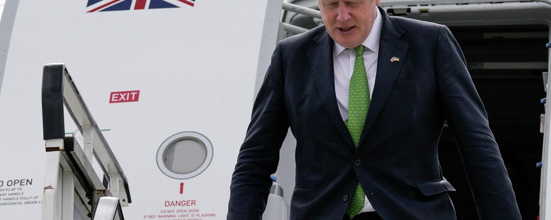 British Prime Minister Boris Johnson exits his plane upon his arrival at Stockholm's airport, Sweden, on May 11, 2022 - Sputnik International, 1920, 01.06.2022