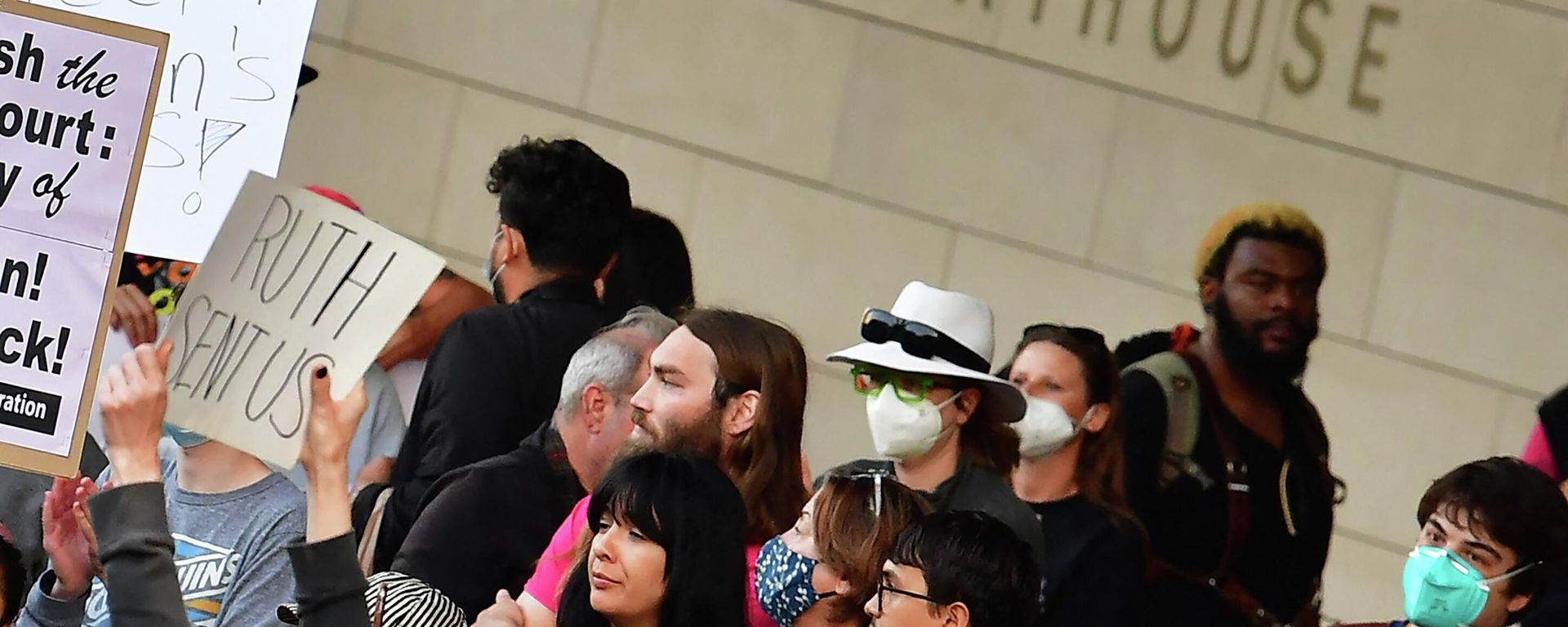 A person holds up a sign reading Ruth Sent Us as  pro-choice activists gather outside the US Courthouse to defend abortion rights in downtown Los Angeles on May 3, 2022 - Sputnik International, 1920, 16.05.2022