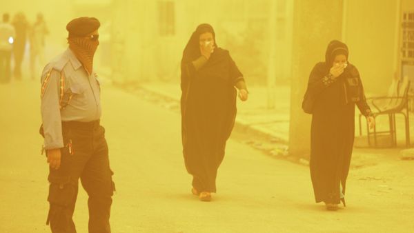 An Iraqi policeman wears a dust mask as he stands guard during a sand storm in Baghdad, Iraq (File) - Sputnik International