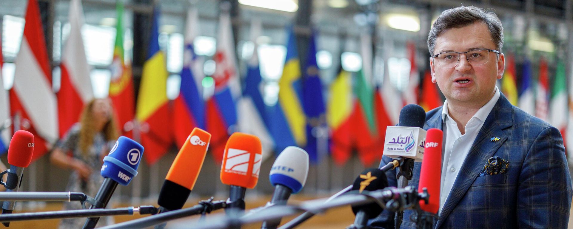 Ukraine's Foreign Minister Dmytro Kuleba arrives prior to talk to the press after a meeting of EU foreign ministers at the European Council building in Brussels, Monday, May 16, 2022. European Union foreign ministers on Monday will discuss current affairs and have an exchange of views on the Russian aggression against Ukraine and the Global Gateway. (AP Photo/Olivier Matthys) Ukraine's Foreign Minister Dmytro Kuleba arrives prior to talk to the press after a meeting of EU foreign ministers at the European Council building in Brussels, Monday, May 16, 2022. European Union foreign ministers on Monday will discuss current affairs and have an exchange of views on the Russian aggression against Ukraine and the Global Gateway. (AP Photo/Olivier Matthys) - Sputnik International, 1920, 13.10.2022