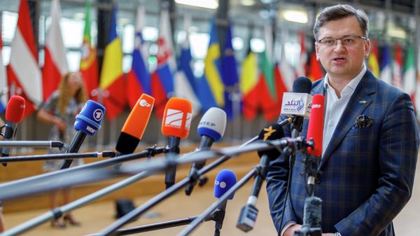 Ukraine's Foreign Minister Dmytro Kuleba arrives prior to talk to the press after a meeting of EU foreign ministers at the European Council building in Brussels, Monday, May 16, 2022. European Union foreign ministers on Monday will discuss current affairs and have an exchange of views on the Russian aggression against Ukraine and the Global Gateway. (AP Photo/Olivier Matthys) - Sputnik International