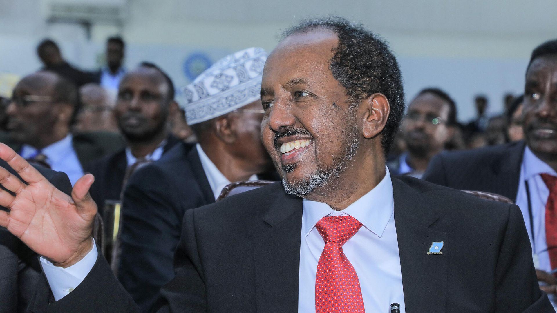 Newly elected Somalia President Hassan Sheikh Mohamud waves after he was sworn-in, in the capital Mogadishu, on May 15, 2022. - Somalia handed Hassan Sheikh Mohamud the presidency for a second time following May 15's long-overdue election in the troubled Horn of Africa nation, which is confronting an Islamist insurgency and the threat of famine. Newly elected Somalia President Hassan Sheikh Mohamud waves after he was sworn-in, in the capital Mogadishu, on May 15, 2022. - Somalia handed Hassan Sheikh Mohamud the presidency for a second time following May 15's long-overdue election in the troubled Horn of Africa nation, which is confronting an Islamist insurgency and the threat of famine. - Sputnik International, 1920, 16.05.2022