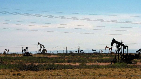 Oil rigs stand in the Loco Hills field along U.S. Highway 82 in Eddy County, near Artesia, N.M., one of the most active regions of the Permian Basin. - Sputnik International