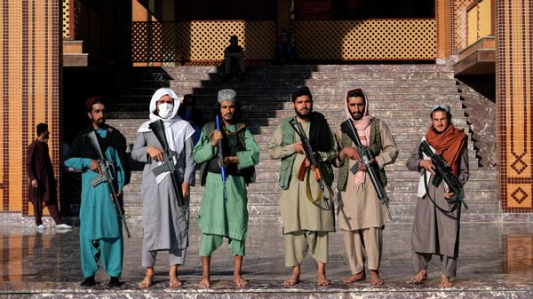 Taliban fighter stand guard in a mosque at the first day of Eid al-Fitr in Kabul, Afghanistan, Sunday, May 1, 2022 - Sputnik International