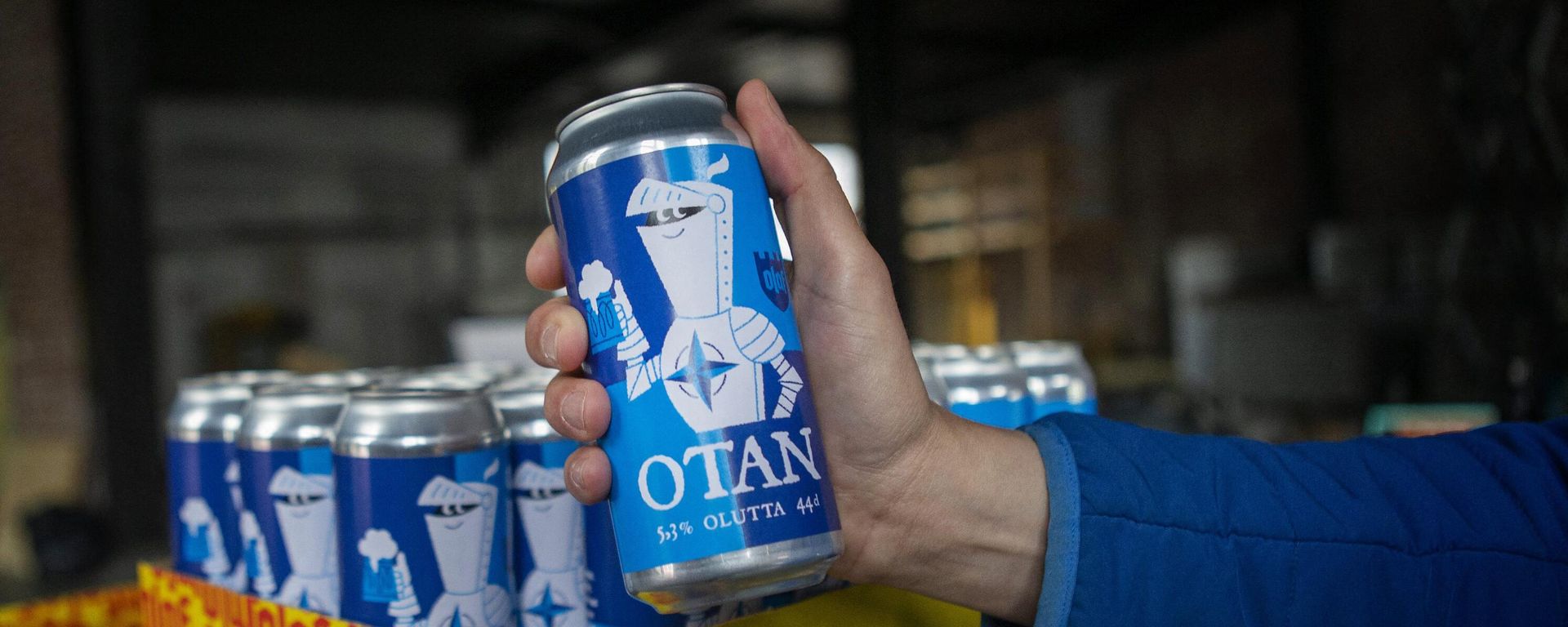 A hand holds a Nato-branded OTAN beer can produced by the Olaf Brewing Company in Savonlinna, eastern Finland, on May 17, 2022 A hand holds a Nato-branded OTAN beer can produced by the Olaf Brewing Company in Savonlinna, eastern Finland, on May 17, 2022 - Sputnik International, 1920, 17.05.2022