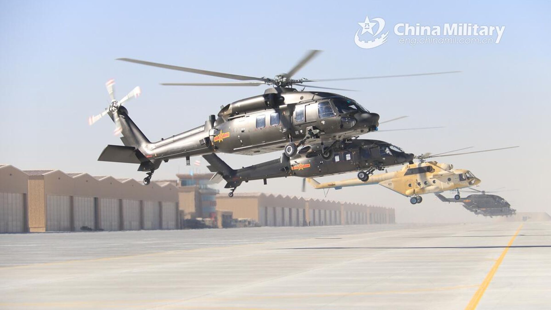 Pilots assigned to an army aviation brigade under the PLA 76th Group Army maintain their helicopters in nearly motionless flight over a reference point at an ultra-low altitude before lifting off for a flight training exercise on January 5, 2022 Pilots assigned to an army aviation brigade under the PLA 76th Group Army maintain their helicopters in nearly motionless flight over a reference point at an ultra-low altitude before lifting off for a flight training exercise on January 5, 2022 - Sputnik International, 1920, 17.05.2022