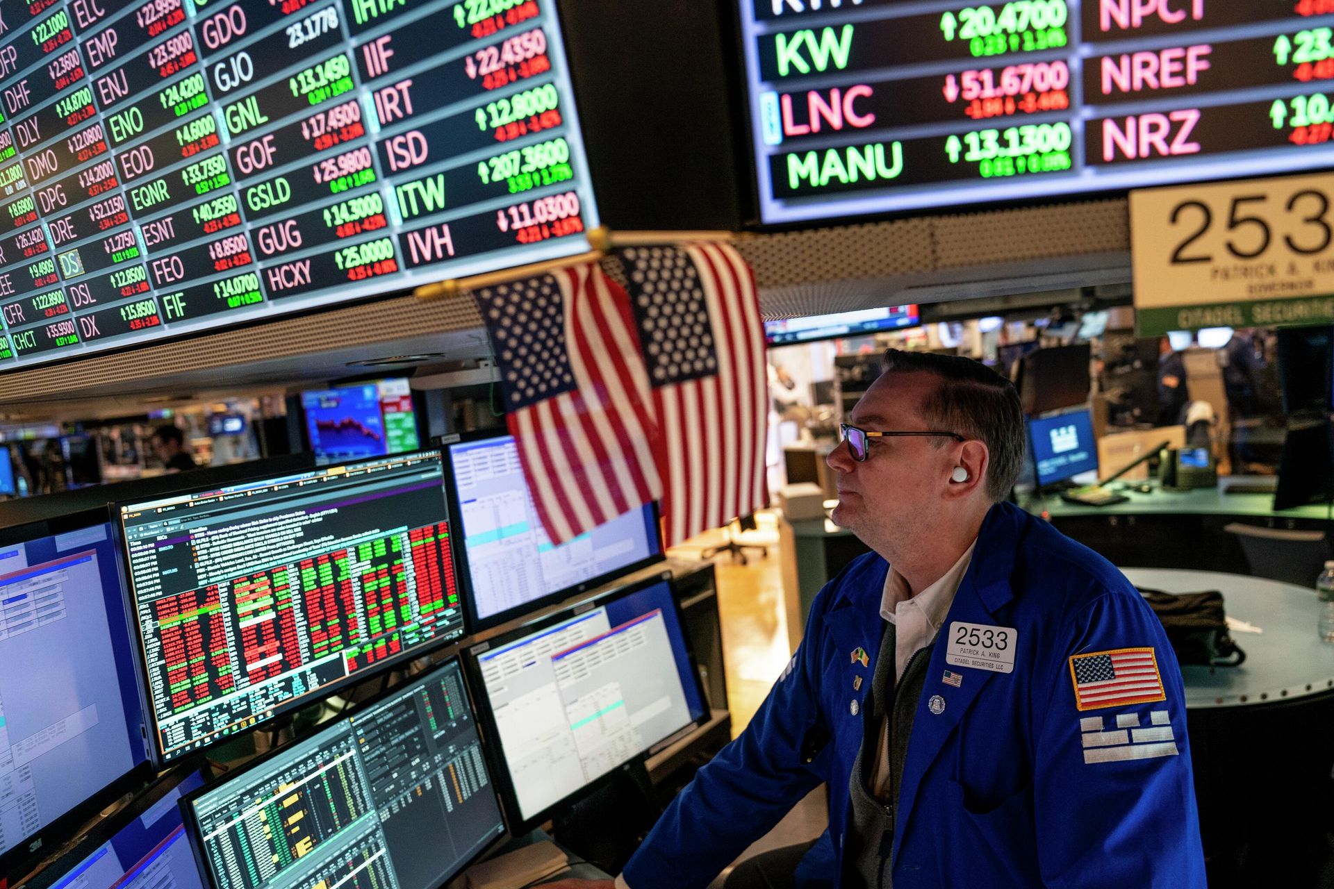 Trader Patrick King works the floor at the New York Stock Exchange, Thursday, May 12, 2022, in New York Trader Patrick King works the floor at the New York Stock Exchange, Thursday, May 12, 2022, in New York - Sputnik International, 1920, 18.06.2022