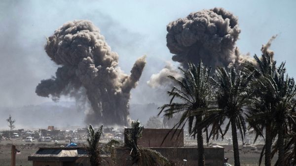 Heavy smoke rises above the Islamic State (IS) group's last remaining position in the village of Baghouz during battles with the Syrian Democratic Forces (SDF), in the countryside of the eastern Syrian province of Deir Ezzor on March 18, 2019. - Sputnik International