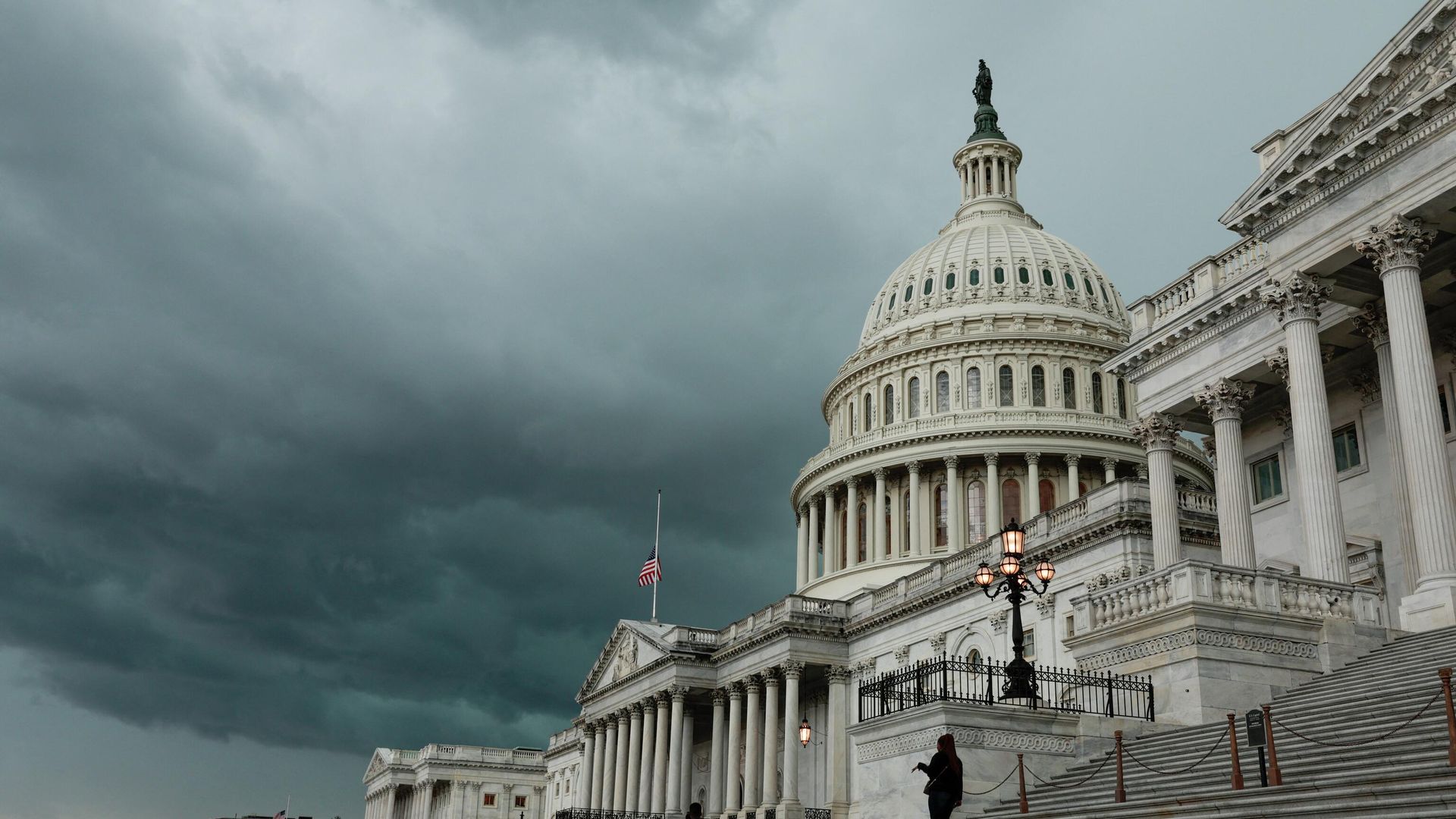 A storm cloud hangs over the U.S. Capitol Building on May 16, 2022 in Washington, DC. A storm cloud hangs over the U.S. Capitol Building on May 16, 2022 in Washington, DC. - Sputnik International, 1920, 09.06.2022