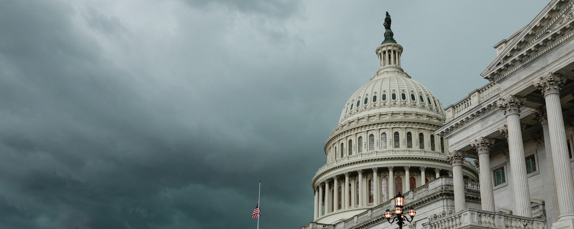 A storm cloud hangs over the U.S. Capitol Building on May 16, 2022 in Washington, DC. A storm cloud hangs over the U.S. Capitol Building on May 16, 2022 in Washington, DC. - Sputnik International, 1920, 09.06.2022
