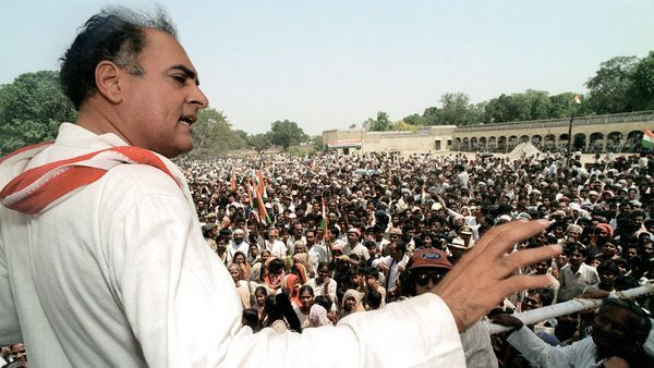 (FILES) In this file photograph dated 16 May 1991, Indian premier Rajiv Gandhi addresses the crowd during his election campaign rally at Faizabad in the northern state of Uttar Pradesh - Sputnik International