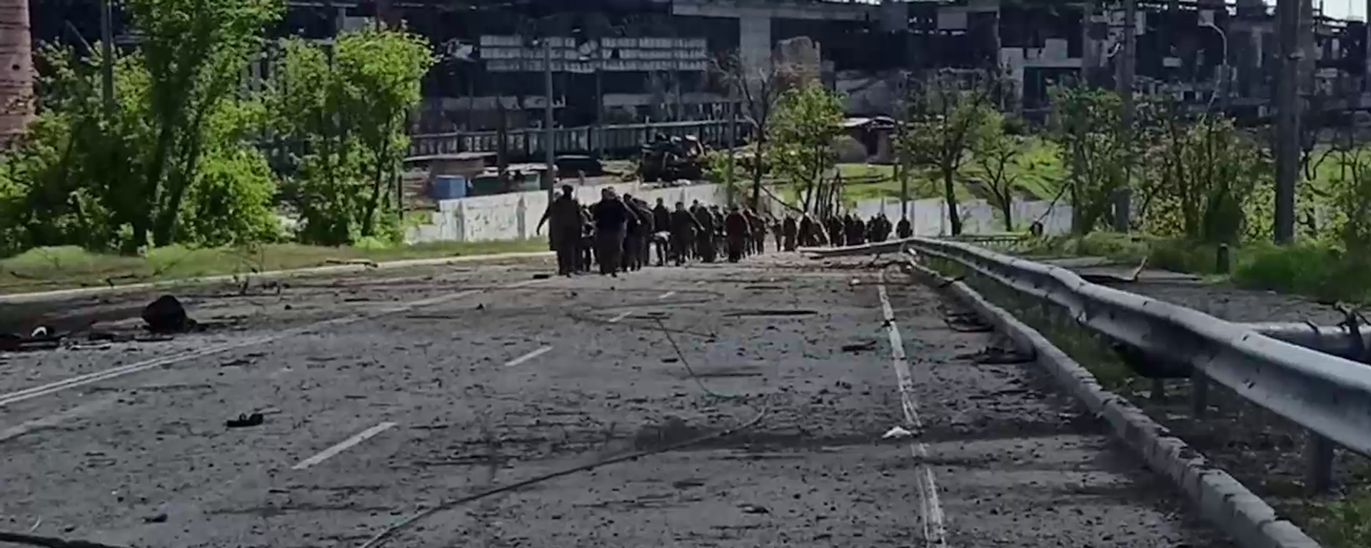 Column of Ukrainian troops marching out of Azovstal - the giant Mariupol metal and steelworks. Screengrab of Russian Defence Ministry video. - Sputnik International, 1920, 18.05.2022