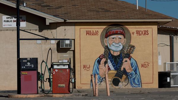 A mural of Willie Nelson is painted on a gas station located in the area known as the Permian Basin on March 12, 2022 in Rankin, Texas - Sputnik International