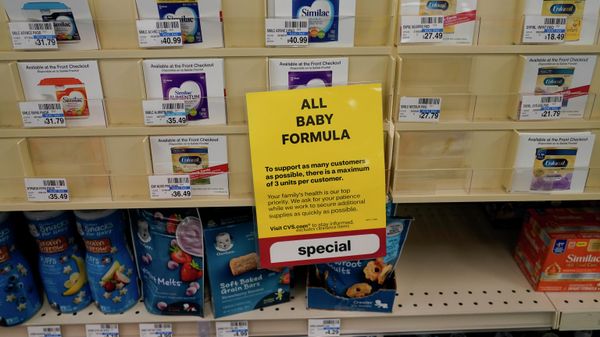 A sign is posted at a CVS pharmacy indicating a shortage in the availability of baby food Tuesday, May 10, 2022, in Charlotte, N.C. - Sputnik International