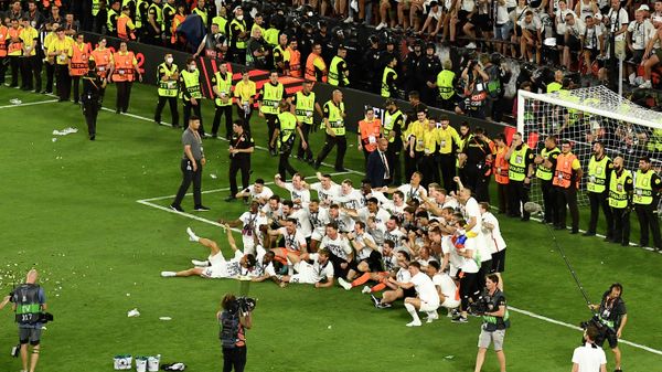 Frankfurt players celebrate with the trophy after winning the Europa League final soccer match between Eintracht Frankfurt and Rangers FC at the Ramon Sanchez Pizjuan stadium in Seville, Spain, Thursday, May 19, 2022. - Sputnik International