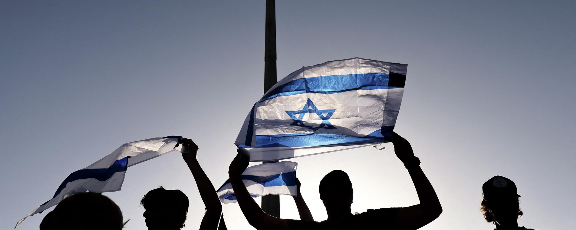 Supporters of Itamar Ben-Gvir, member of Israel's Knesset (parliament) and head of the one-man far right Jewish Power (Otzma Yehudit) party, wave their country's national flag as he attempts to march to Damascus Gate in east Jerusalem, on June 10, 2021. Supporters of Itamar Ben-Gvir, member of Israel's Knesset (parliament) and head of the one-man far right Jewish Power (Otzma Yehudit) party, wave their country's national flag as he attempts to march to Damascus Gate in east Jerusalem, on June 10, 2021. - Sputnik International, 1920, 23.12.2022