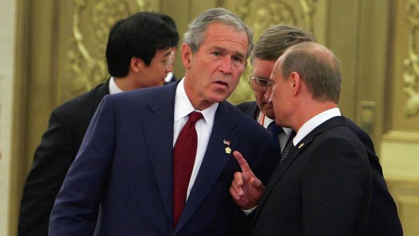 US President George W. Bush (L) chats with Russian Prime Minister Vladimir Putin prior to a wlcome banquet at the Great Hall of People on August 8, 2008 in Beijing - Sputnik International