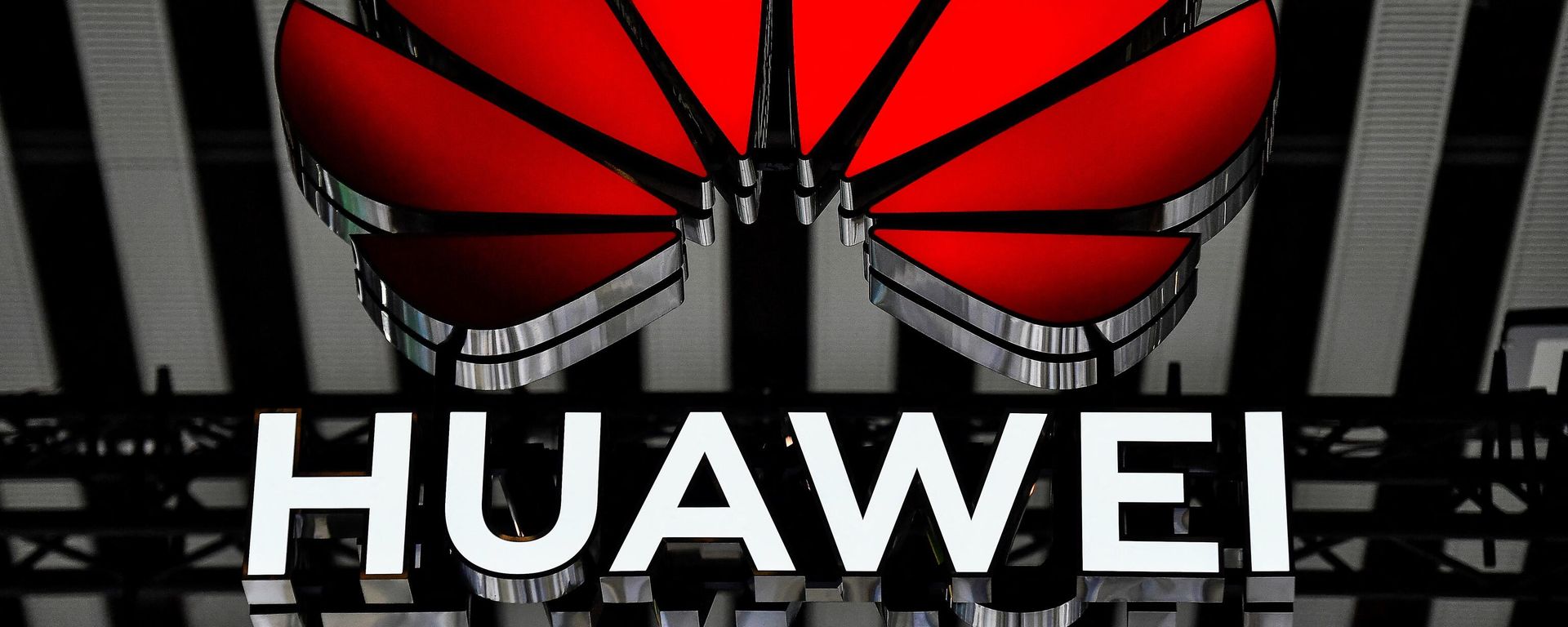 This photograph shows the logo of Huawei on the opening day of the MWC (Mobile World Congress) in Barcelona on February 28, 2022. - Sputnik International, 1920, 19.05.2022