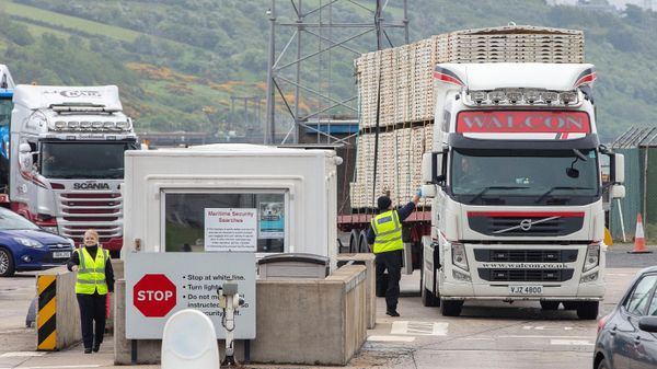 A lorry leaves Larne port, north of Belfast in Northern Ireland, after arriving on a ferry, on May 17, 2022 - Sputnik International