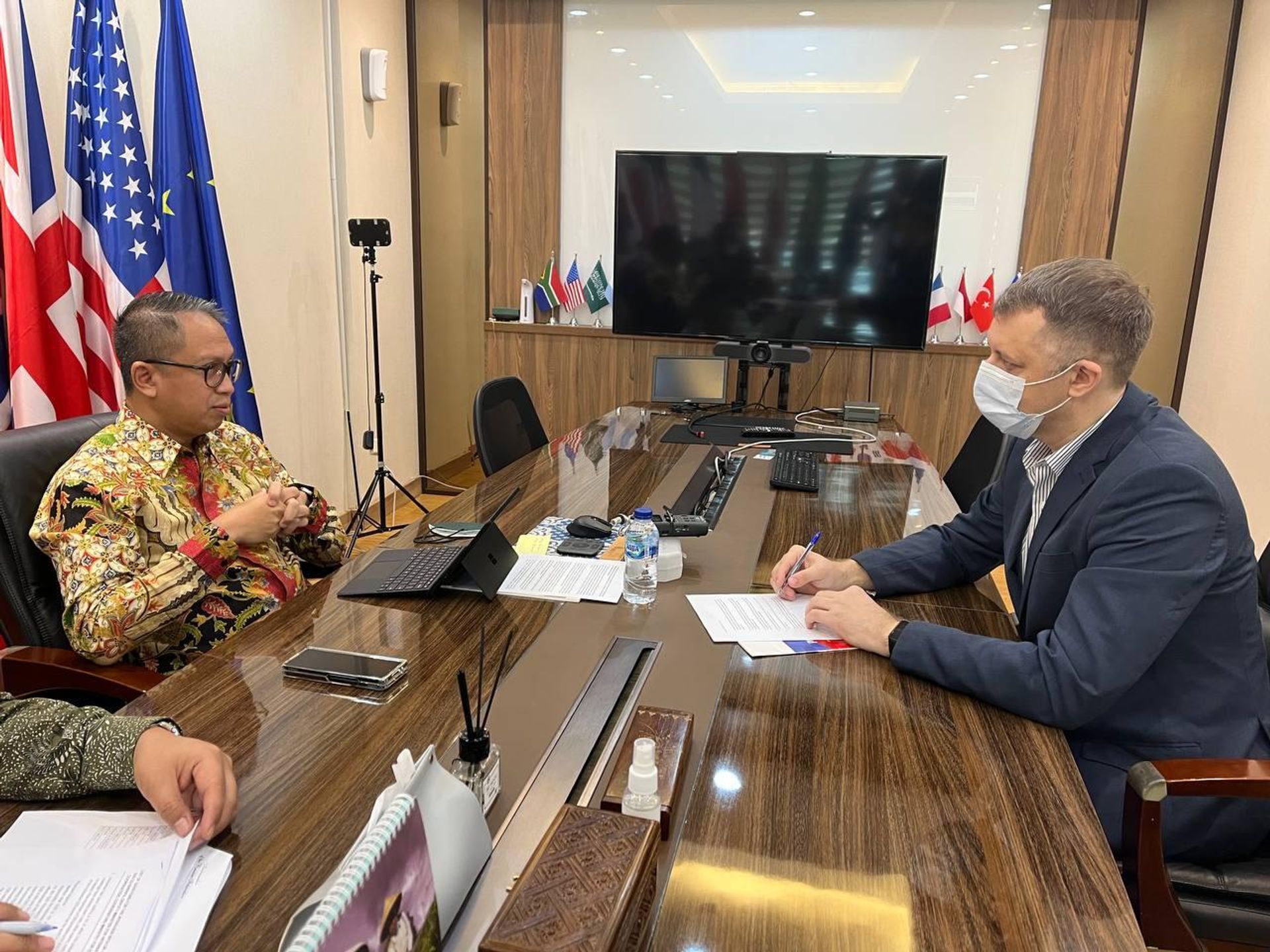 Edi Prio Pambudi, Indonesia’s deputy coordinating minister for economic affairs and G20 co-Sherpa, and Sputnik correspondent Denis Bolotsky - Sputnik International, 1920, 20.05.2022