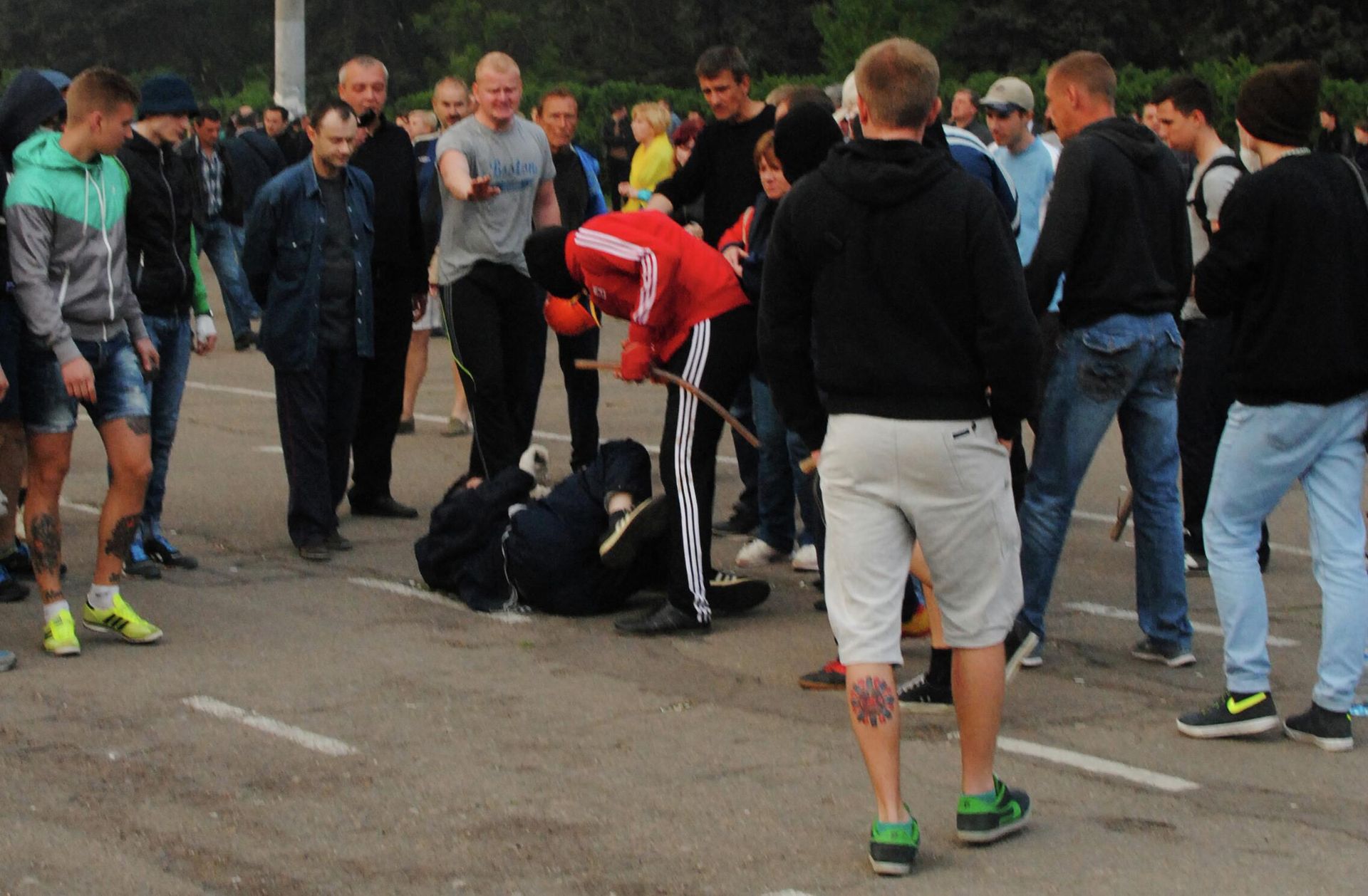 Ukrainian nationalists beat up a defender of the Trade Unions House on the Kulikovo Pole Square in Odessa. In the centre, a representative of the Right Sector's Odessa branch Mykola Dotsenko is wearing a red sports jacket. - Sputnik International, 1920, 21.05.2022
