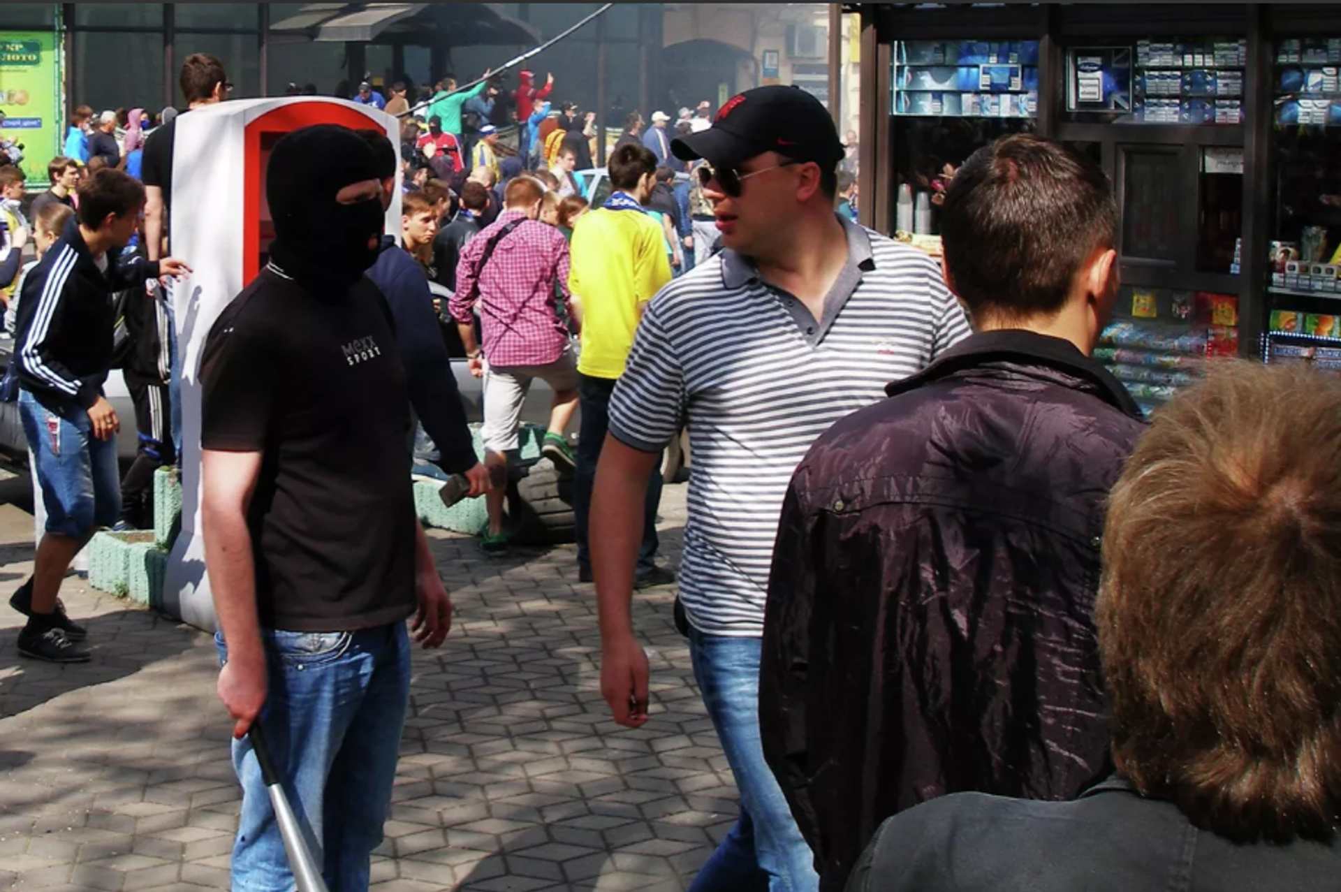 A moment of calm between the clashes of the Ukraine Unity March participants and Kulikovo Pole activists near the intersection of Preobrazhenskaya and Grecheskaya Streets in Odessa. - Sputnik International, 1920, 30.04.2023