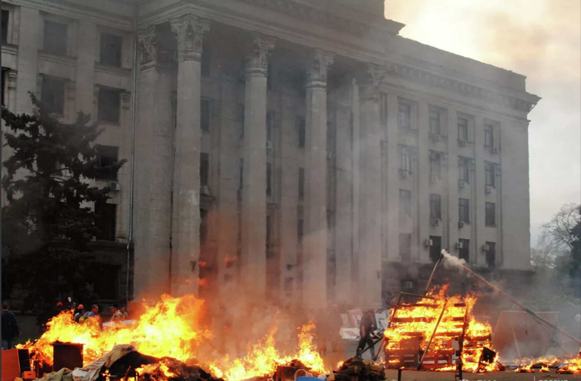 Burning tents of anti-Maidan activists on Kulikovo Pole Square near the Trade Unions House in Odessa. - Sputnik International, 1920, 21.05.2022