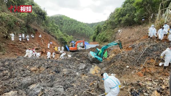 3月25日，武警广西总队官兵同民兵、消防等救援力量一起，继续在“3.21”东航飞行事故现场展开搜救搜索
English: On March 25, the search continues [at the mountains of Guangxi, following the March 21 crash of a China Eastern Airlines Boeing 737-800. All 132 individuals aboard the aircraft were confirmed dead at the scene.]
 - Sputnik International